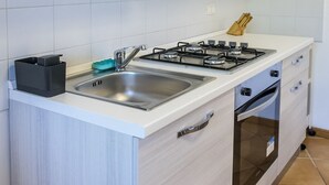 A compact kitchen with a gas stove, sink, and oven. - SE014 - Senigallia, new comfortable two-room apartment in the center and on the (Senigallia)