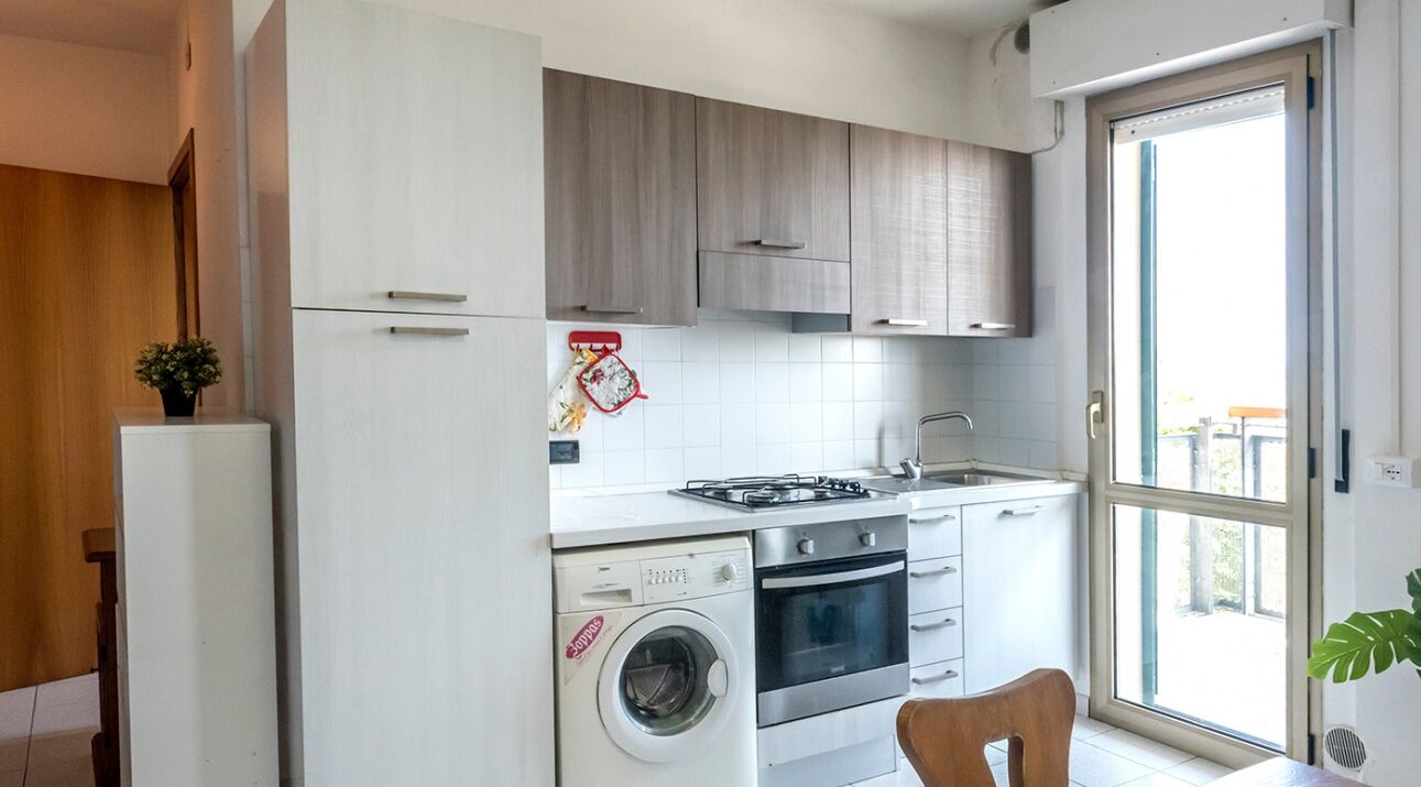 Refrigerador, horno, mesa de comedor