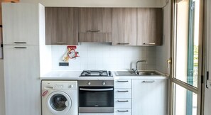 Een koelkast, een oven, een eettafel