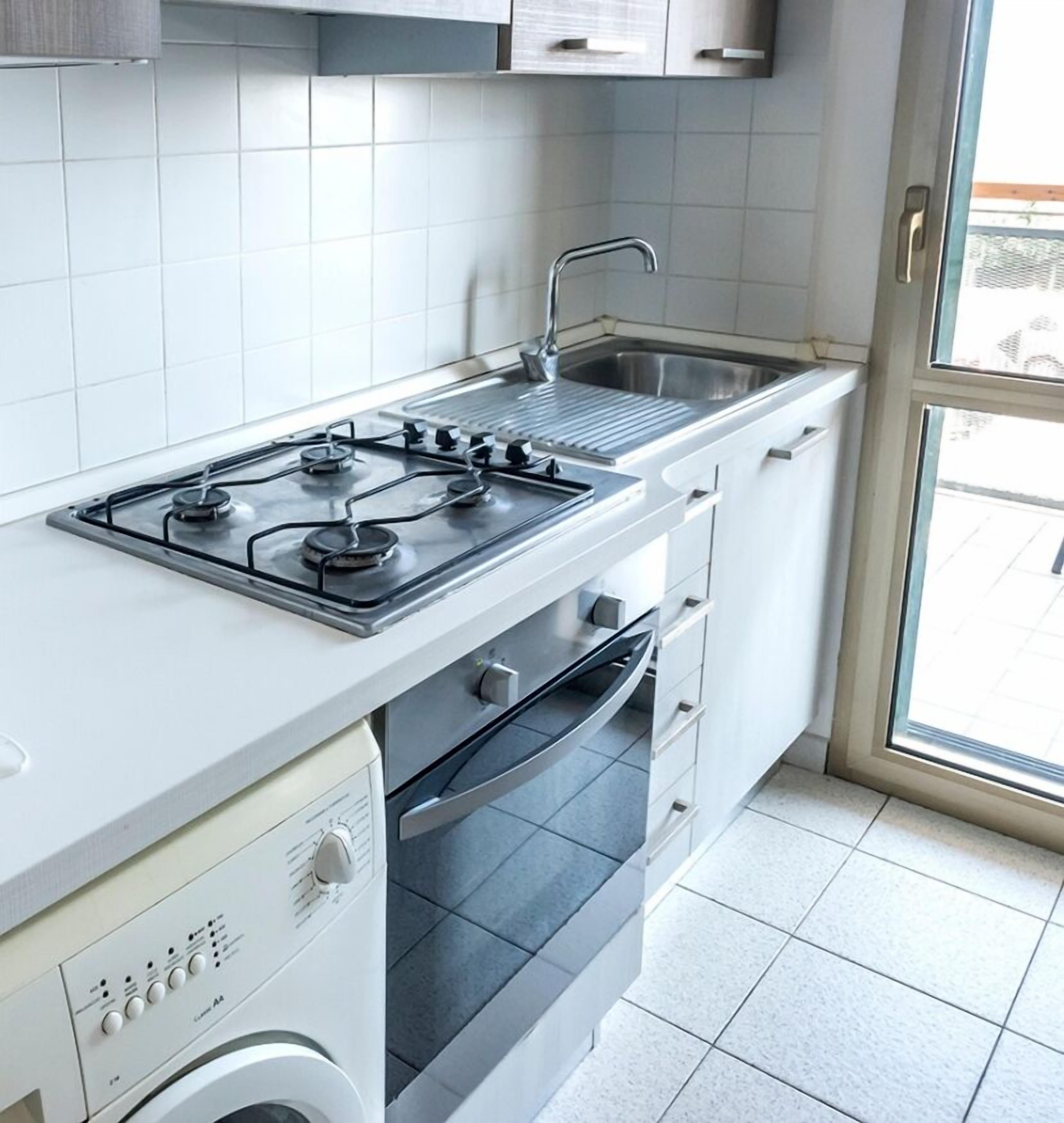 Køleskab, ovn, spisebord