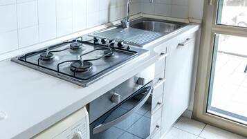 Réfrigérateur, four, tables à manger