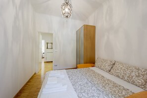 2 bedrooms, iron/ironing board, WiFi