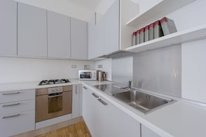 Réfrigérateur, surface de cuisson, grille-pain