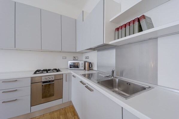 Fridge, stovetop