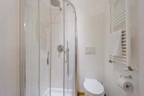 Bruser, hårtørrer, bidet, håndklæder