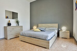 2 bedrooms, iron/ironing board, Internet, bed sheets