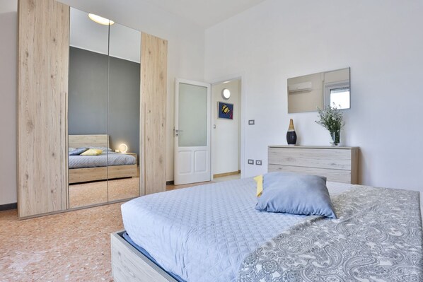 2 bedrooms, iron/ironing board, internet, bed sheets