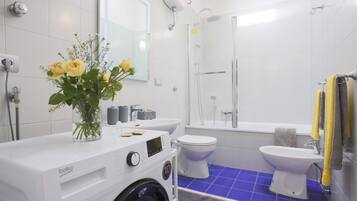 Duschwanne, Haartrockner, Bidet, Handtücher