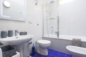 Combined shower/bathtub, hair dryer, bidet, towels