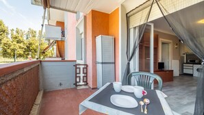 Outdoor dining - Comfy Apartment x4 - w/ Terrace & Private Parking (Luni Mare)