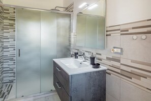 Bruser, hårtørrer, bidet, håndklæder