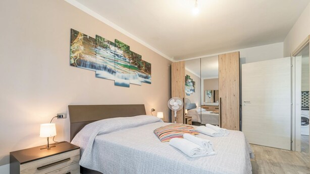 Room - Comfy Apartment x4 - w/ Terrace & Private Parking (Luni Mare)