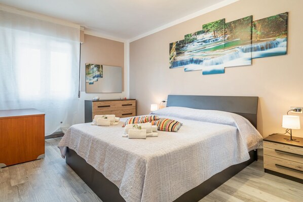 1 bedroom, iron/ironing board, internet, bed sheets