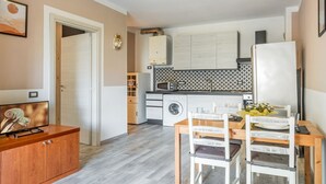Private kitchen - Comfy Apartment x4 - w/ Terrace & Private Parking (Luni Mare)