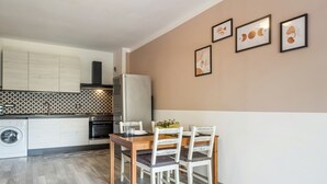 Private kitchen - Comfy Apartment x4 - w/ Terrace & Private Parking (Luni Mare)