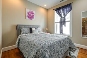 2 bedrooms, desk, iron/ironing board, WiFi - WFH in DC! Rowhouse Unit w/ Office & Deck By HU (Washington)