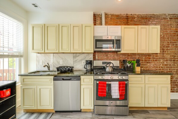 Fridge, microwave, stovetop, dishwasher - WFH in DC! Rowhouse Unit w/ Office & Deck By HU (Washington)