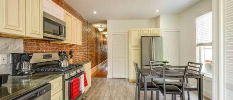 Coffee/tea maker, fridge, microwave, stovetop