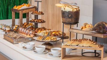 Petit déjeuner buffet (27 EUR par personne)