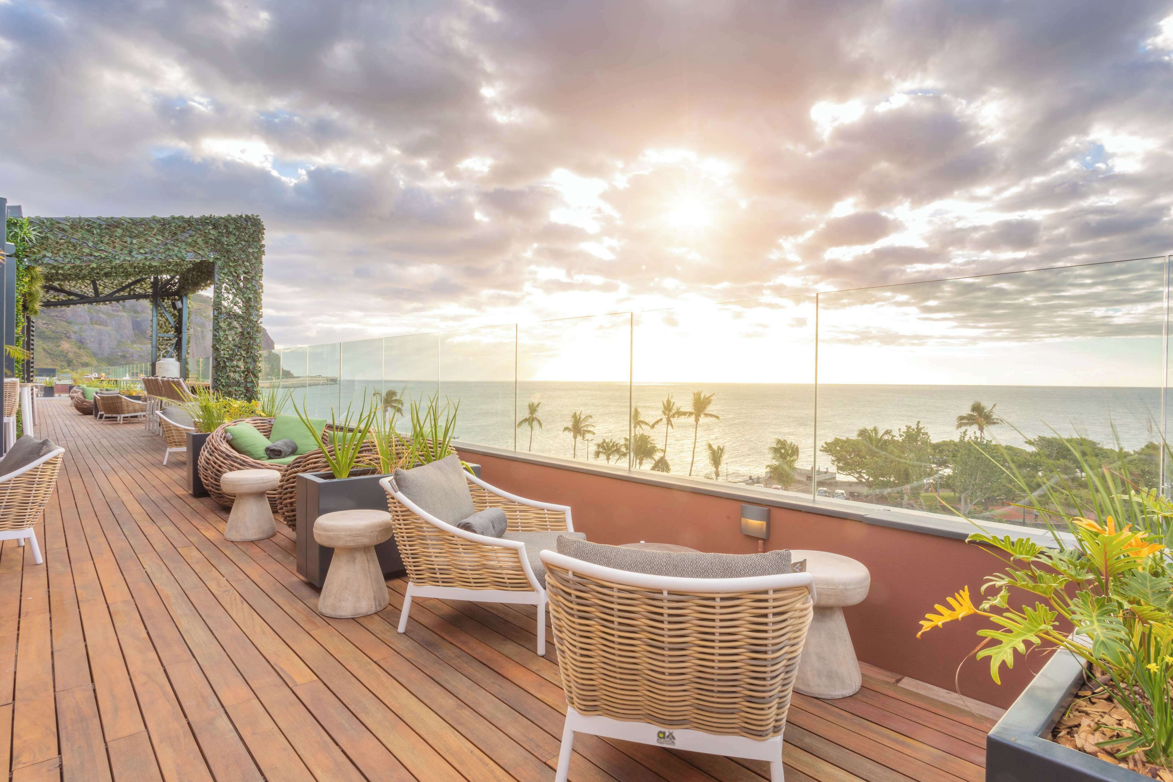 Petit déjeuner, déjeuner et dîner servis sur place, vue sur la piscine