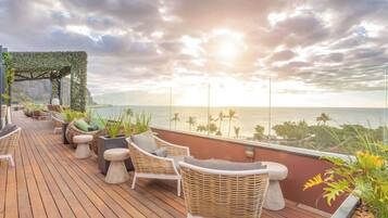 Petit déjeuner, déjeuner et dßner servis sur place, vue sur la piscine