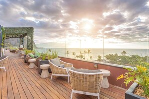 Se sirven desayunos, almuerzos y cenas; con vista a la piscina