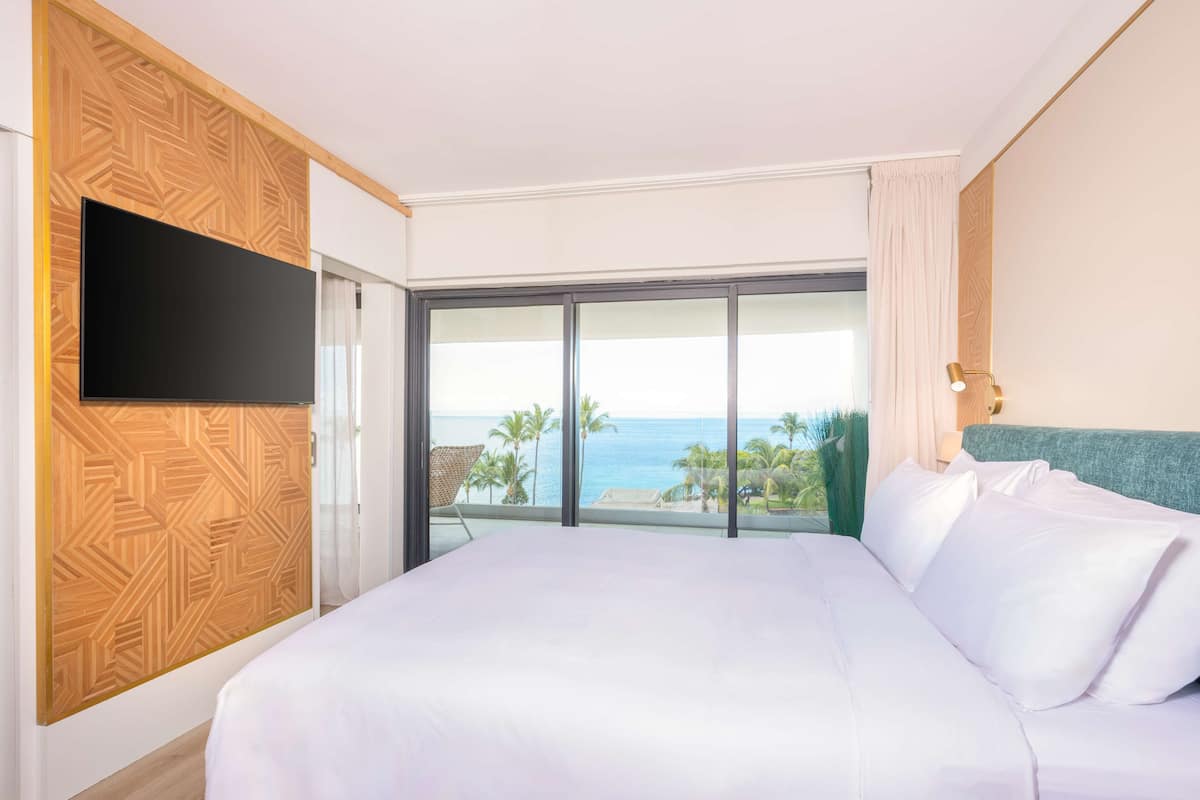 premium bedding, in-room safe, desk, laptop workspace