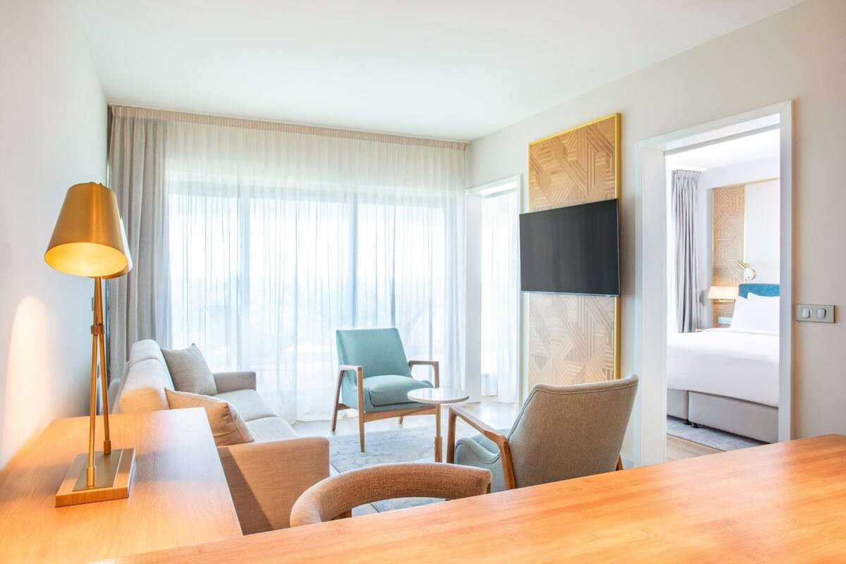 Ropa de cama de alta calidad y caja de seguridad en la habitación 
