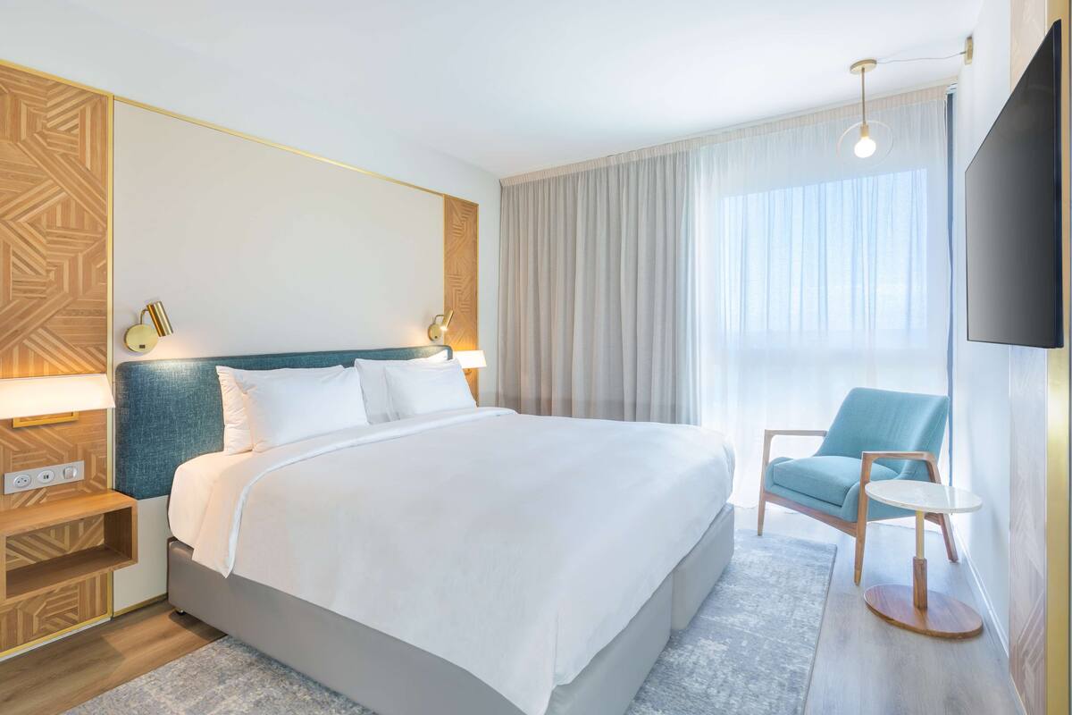 premium bedding, in-room safe, desk, laptop workspace