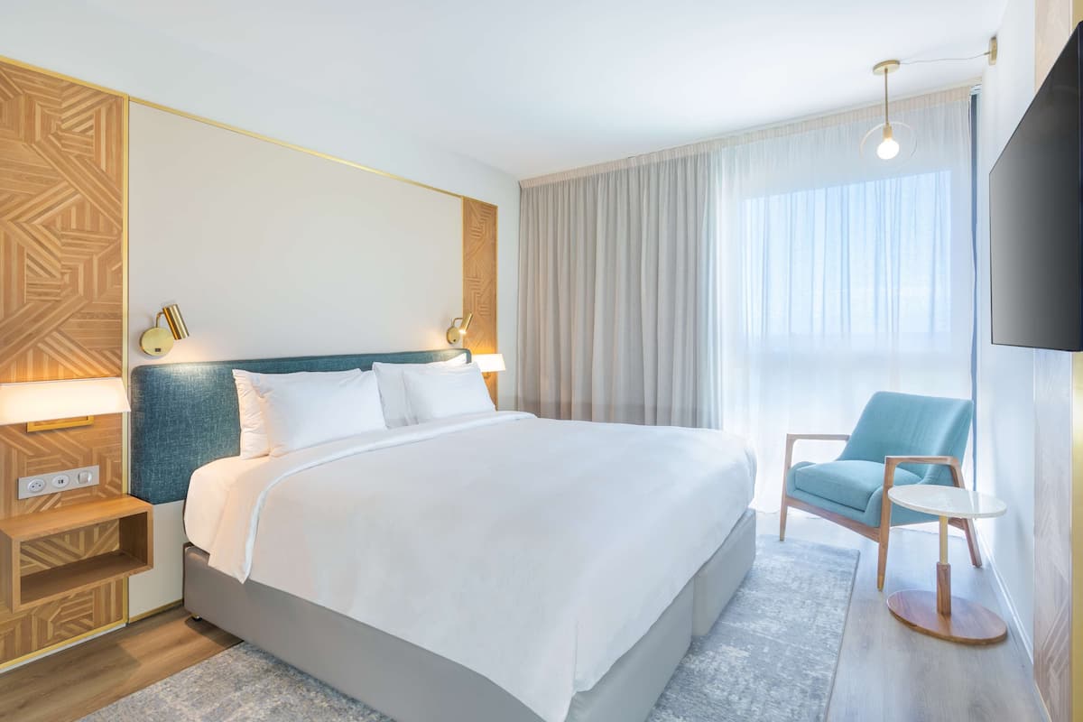 Luxe beddengoed, een kluis op de kamer, een bureau, een laptopwerkplek