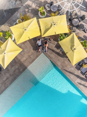 Piscina externa, funciona das 8h às 20h, guarda-sóis, espreguiçadeiras