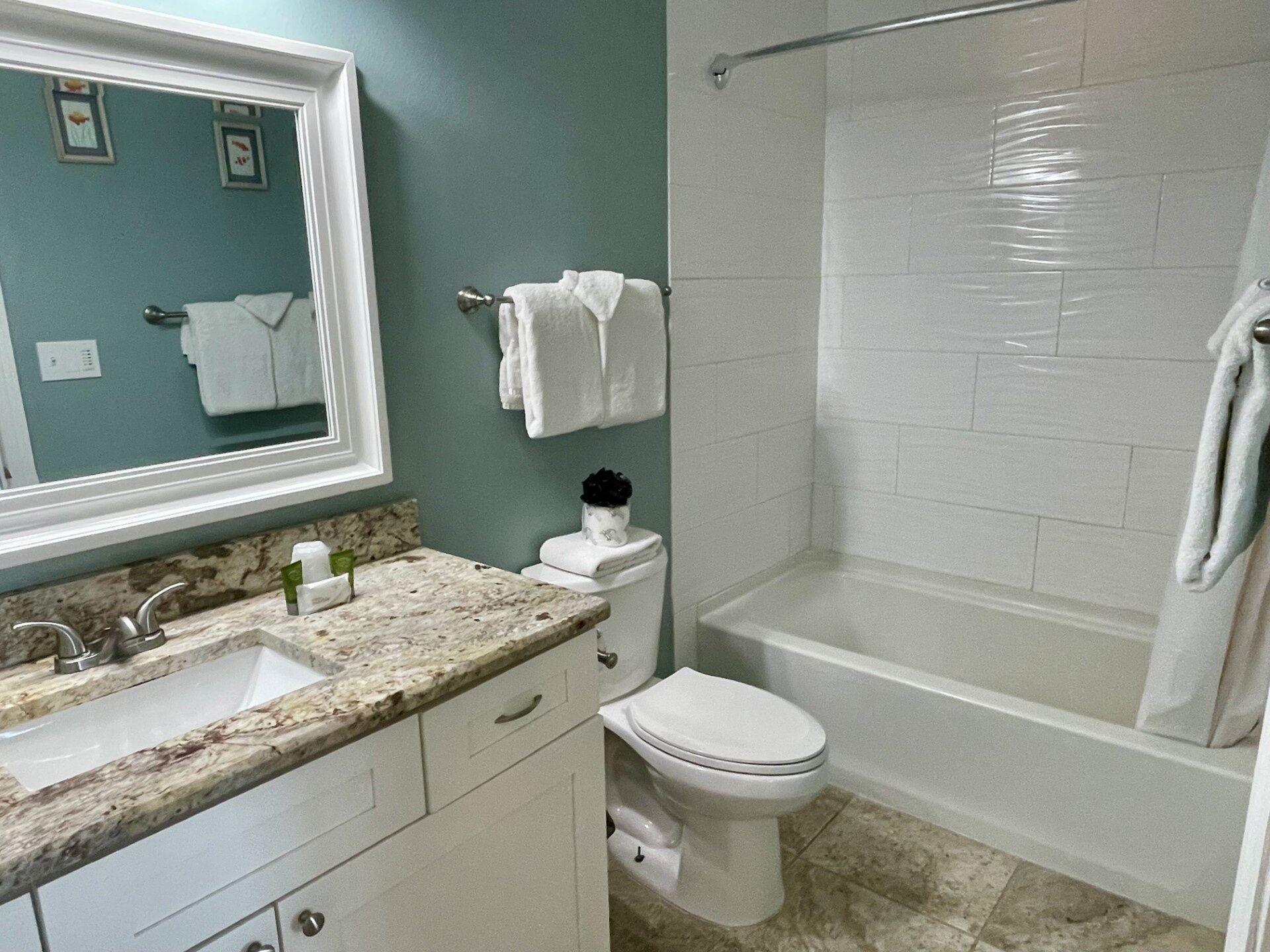 Une salle de bain avec un lavabo, des toilettes et une baignoire.