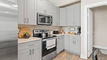 Frigorifero, microonde, forno, piano cottura