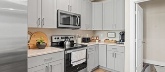 5 Star Family Getaway - Hot Tub + King Suite