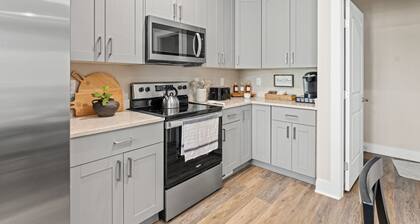 5 Star Family Getaway - Hot Tub + King Suite