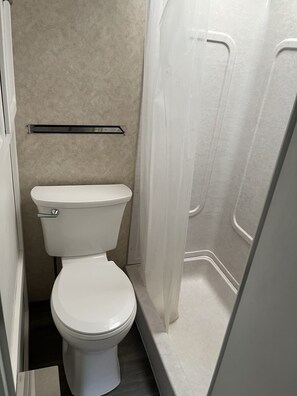 シャワー、タオル、トイレットペーパー