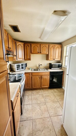 Frigorifero, microonde, forno, piano cottura