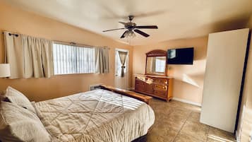 3 bedrooms, desk, iron/ironing board, travel cot