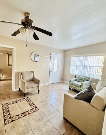 Smart TV, ping pong. Quiet retreat 15 minutes from downtown Orlando, Orlando Airport International!