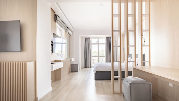 Suite – deluxe | Oppholdsområde | En 40-tommers TV med kabel-kanaler