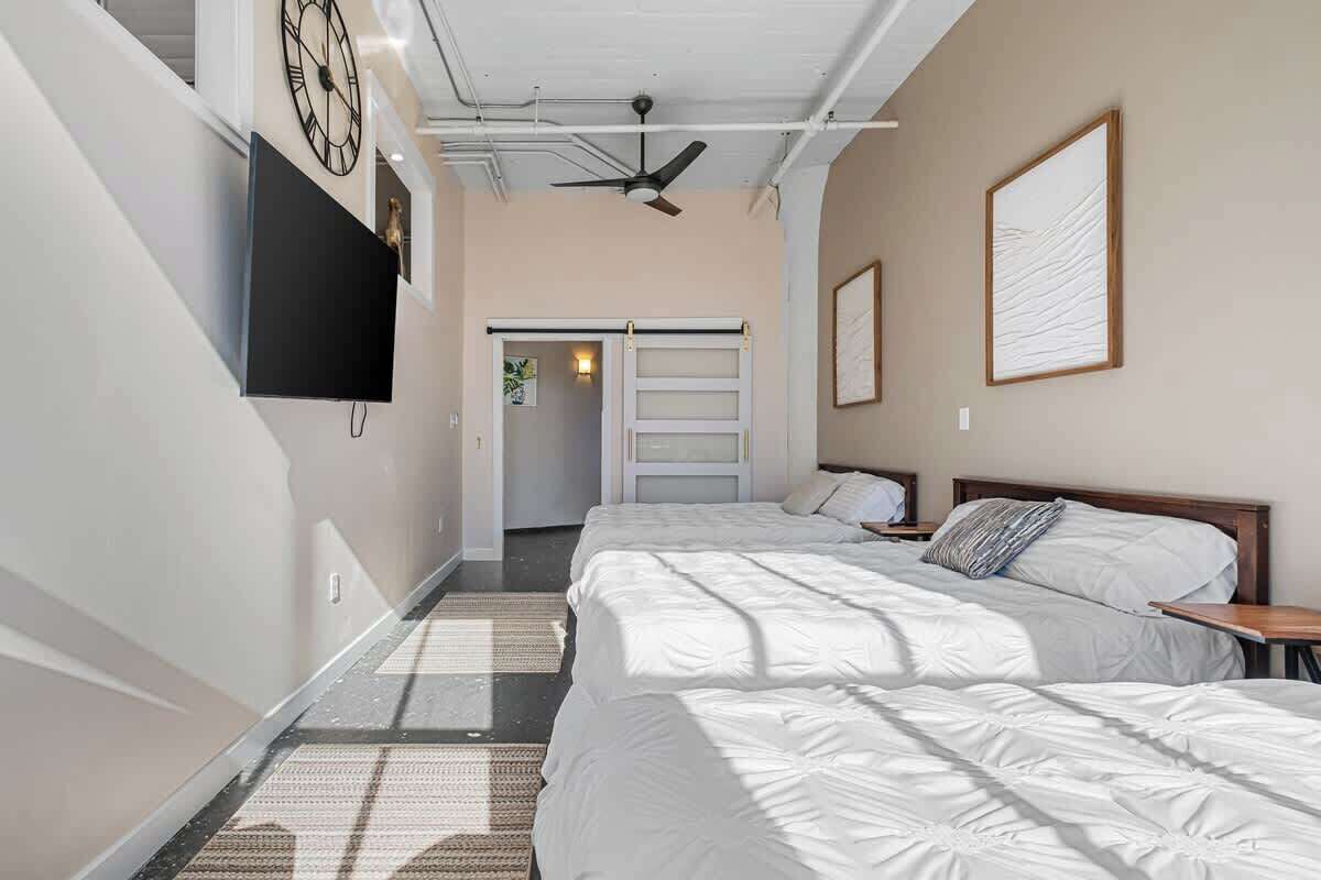 3 slaapkamers, een strijkplank/strijkijzer, wifi, beddengoed