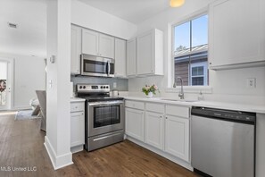 Fridge, microwave, oven, stovetop - Stylish cottage in Pass Christian (Pass Christian)