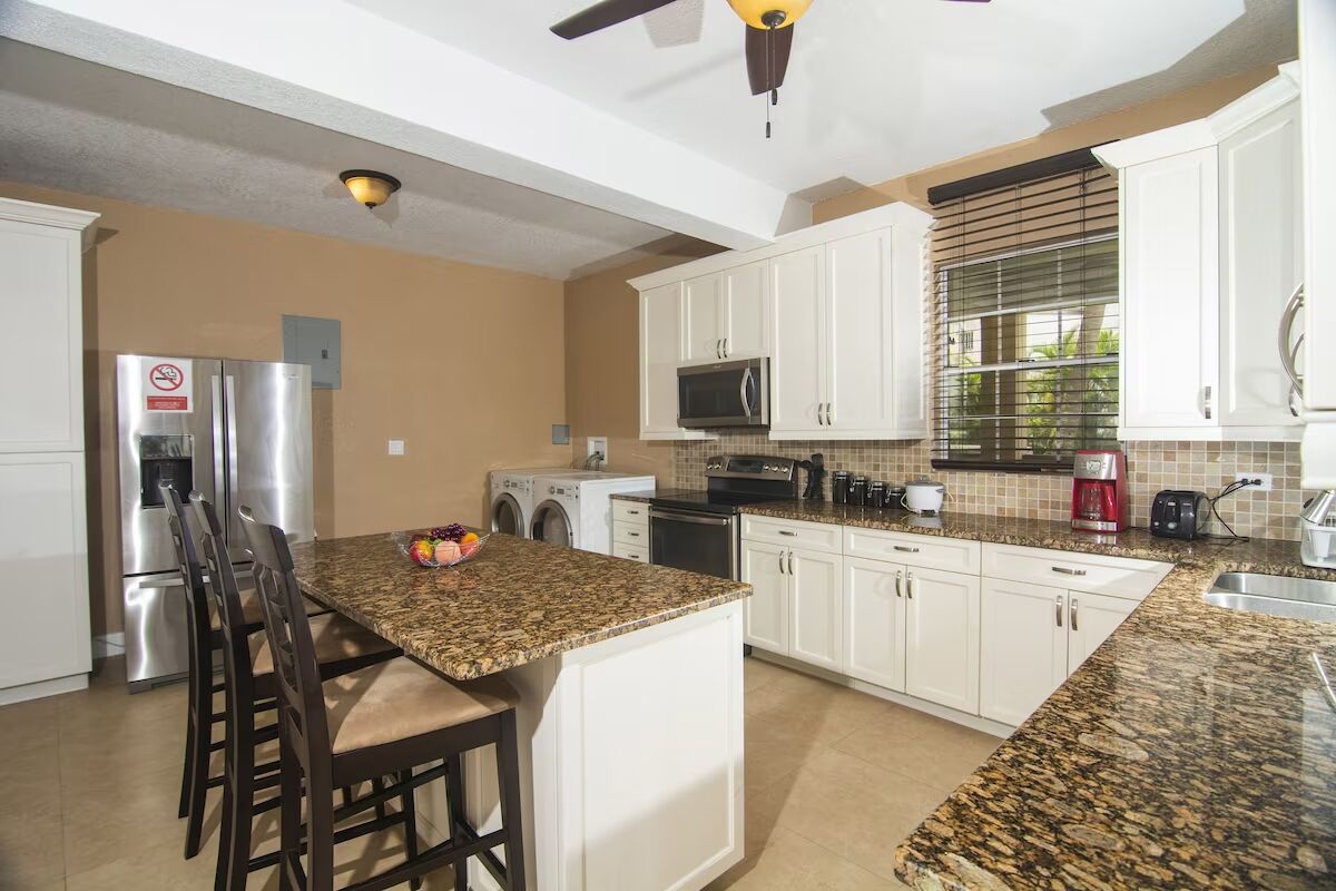 Kylskåp, mikrovågsugn, ugn och spishäll