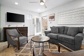 Condo, 1 habitación | Área de sala de estar | Smart TV 