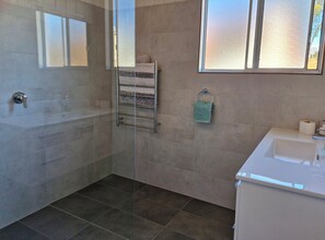 Douche, sèche-cheveux, serviettes fournies, savon