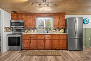 House, 2 Bedrooms | Private kitchen | Fridge, oven, coffee/tea maker, toaster