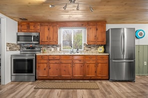 Fridge, oven, coffee/tea maker, toaster