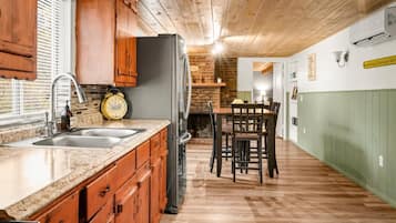 House, 2 Bedrooms | Private kitchen | Fridge, oven, coffee/tea maker, toaster