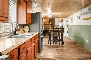 Casa, 2 dormitoris | Cuina privada | Frigorífic, forn, cafetera i tetera i torradora 