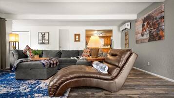 Nhà, 2 phòng ngủ | Khu phòng khách | Smart TV